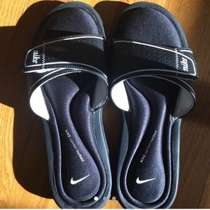NIKE SLIDES
